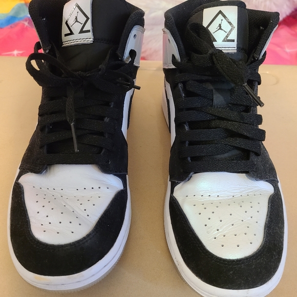 COPY - Air Jordans 1 Mid - Picture 3 of 12